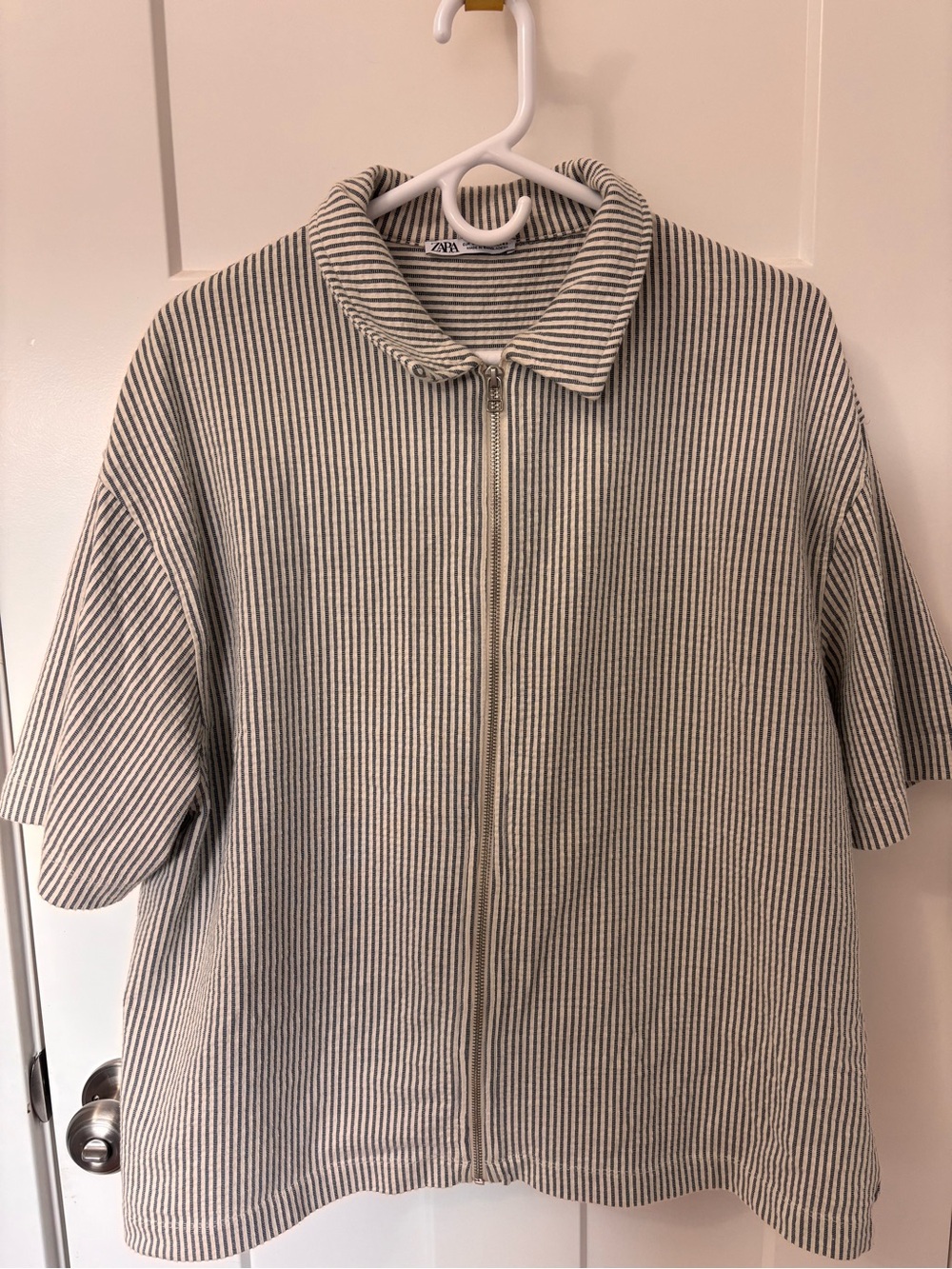 ZARA men’s size Large zip up cream and black striped shirt